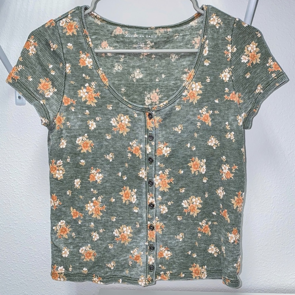 American Eagle Outfitters Green Floral Button-up T-shirt